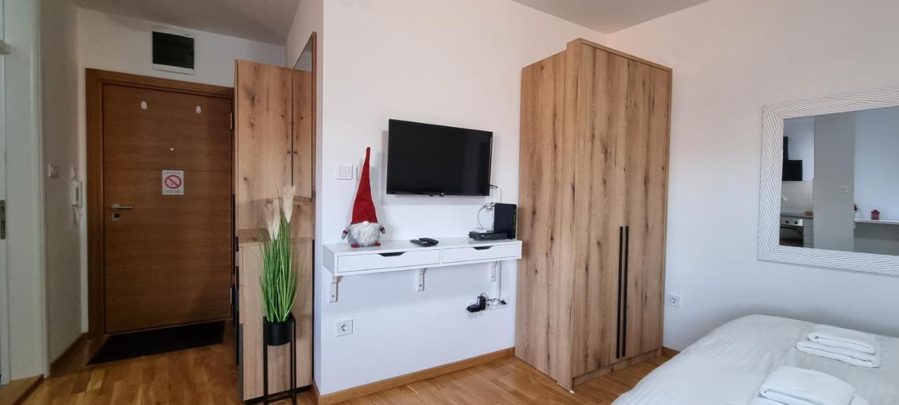 Grove Ii = Strict Centre * Novi Sad